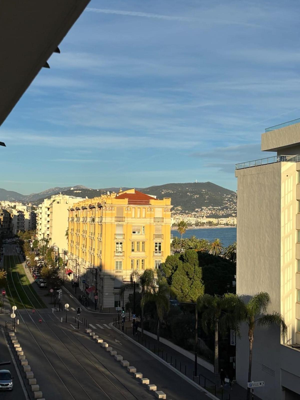 2p Balcon Vue Yourhosthelper 2 Mins De La